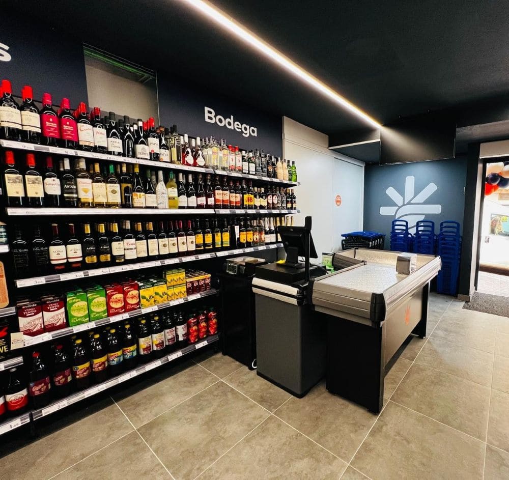 Espacio para caja de cobro y vinos