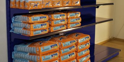 Expositor para comida de mascotas